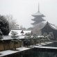雪降る東寺-s